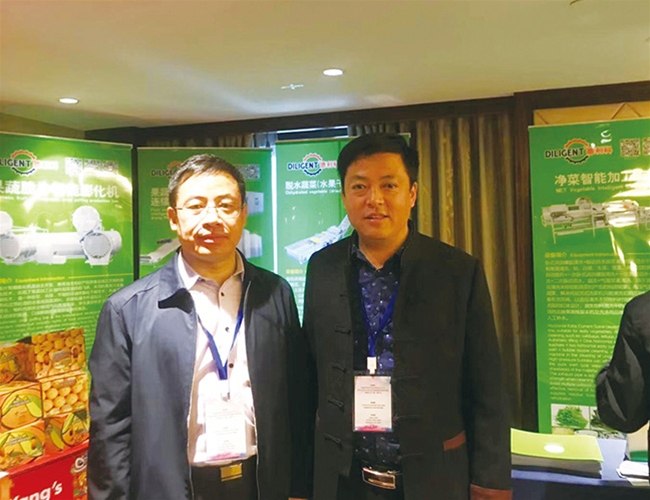 与北京农科院毕金锋教授合影