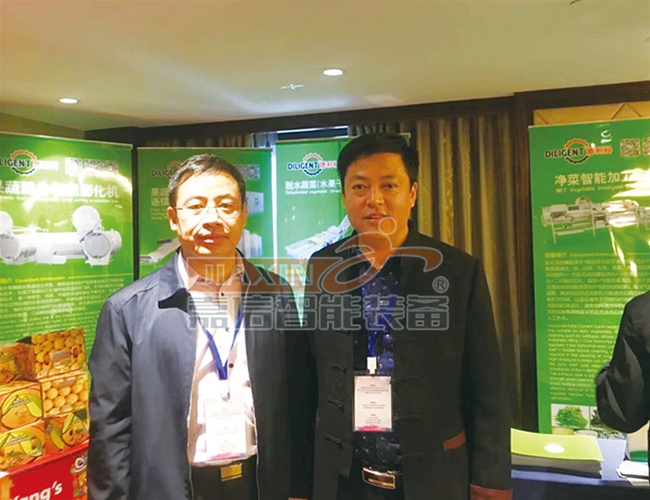与北京农科院毕金锋教授合影